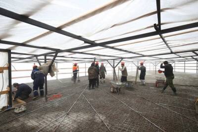 Строящийся амфитеатр на набережной Волгограда накрыли шатром