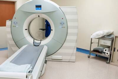 В поликлинике в Кингисеппе провели спецоперацию по установке компьютерного томографа