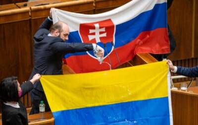 Облили флаг Украины. Инцидент в Словакии