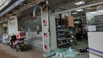 Машина врезалась в витрину магазина в центре Нетании