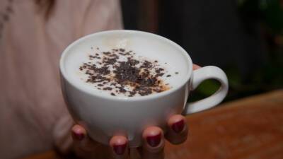 Невролог призвал переболевших «омикроном» отказаться от кофе
