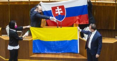 "Не забудем и ответим": в МИД ждут извинений от депутата Словакии за осквернение флага Украины
