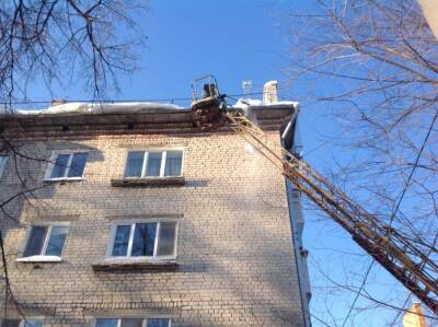 В Ульяновске с начала недели от снега очистили более 100 крыш домов