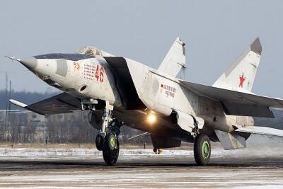 «Летающий гастроном»: за что так прозвали самый быстрый самолёт в мире МиГ-25 - Русская семерка