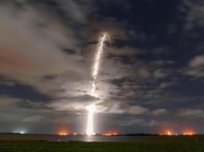 Компания SpaceX из-за геомагнитной бури обрекла на падение 40 спутников Starlink