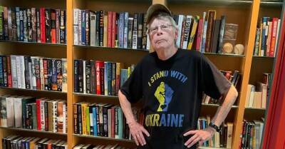 Стивен Кинг надел футболку с надписью "Украина, я стою вместе с тобой"