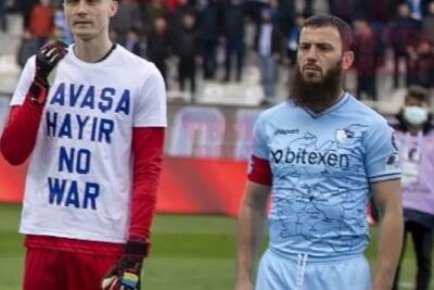 Защитник турецкого футбольного клуба "ББ Эрзурум" отказался надевать футболку с надписью "нет войне"