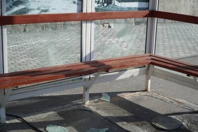 В Кургане вандалам, разбившим стеклянную остановку, грозит 3 года лишения свободы