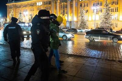 Суды арестовали 22 человека за участие в антивоенных акциях в Екатеринбурге