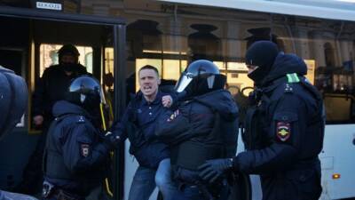 Воскресная антивоенная акция в Петербурге поставила рекорд по количеству задержанных