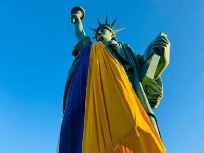 Во Франции на статую свободы повесили украинский флаг