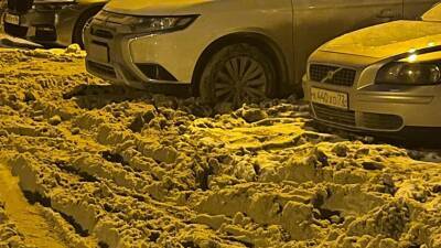 Рыхлый снег мешает машинам заехать на парковку во дворе дома на Республики в Тюмени