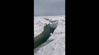 В Корсаковском районе людей снова уносит в море на льду