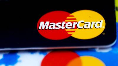 «Заблокировали доступ нескольким финансовым институтам»: Mastercard отключила от сети ряд банков РФ из-за санкций