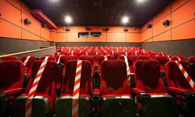 В кинотеатры не будут поставлять зарубежные фильмы: уже отменен показ «Бэтмена»