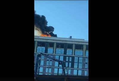 Видео: в Петербурге загорелась крыша строящегося здания у «Невской Ратуши»
