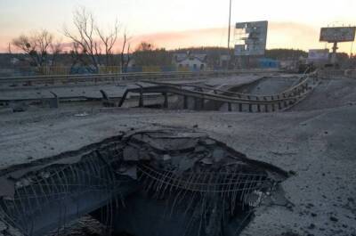 Буча под атаками российских войск, фото: разрушен мост, дома остались без света и воды