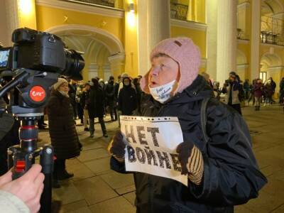 В центре Петербурга вывесили баннер в призывом к миру на Украине (видео)