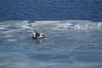 На Сахалине десятки рыбаков оказались на отколовшейся льдине
