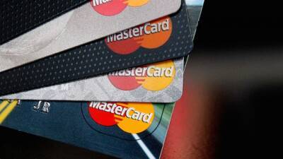 Санкції проти РФ: Mastercard заблокувала доступ підсанкційним російським банкам