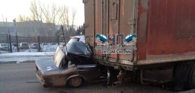 Легковушку придавило грузовиком в Автозаводском районе