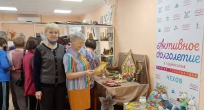 Пенсионеры г.о. Чехов на выставке показали созданные ими шкатулки, игрушки и картины