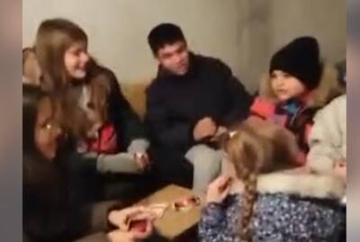 Дети в столичном бомбоубежище исполнили трогательную песню о Киеве: видео