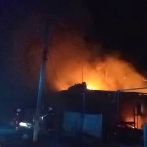 В Васильевке в результате обстрела загорелся жилой дом. Фото. Видео