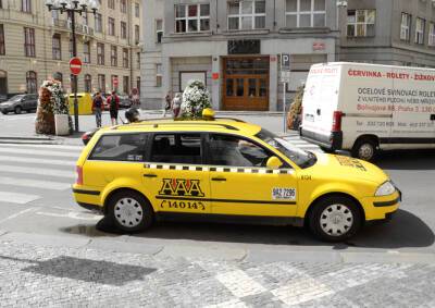 Прага хочет предупреждать туристов о таксистах-мошенниках еще в самолете