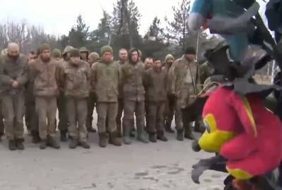 Без слез: сложившим оружие украинским военным показали Аллею ангелов в Донецке