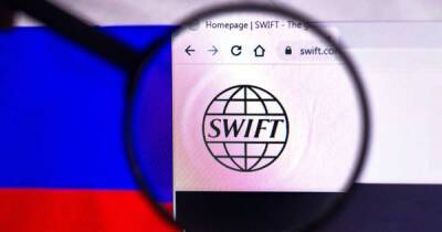 Отключение от SWIFT сочли ключом к дедолларизации России и Китая