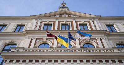 На зданиях муниципальных учреждений Риги будут подняты украинские флаги