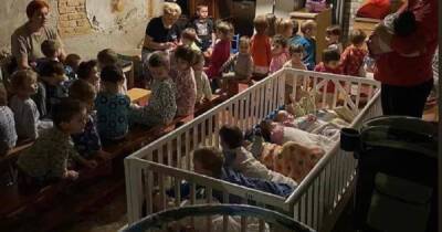 Діти війни. Фото наших дітей у підвалах. Там вони сплять, їдять і граються