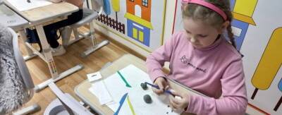 Глава Дзержинска проверил работу детской инклюзивной изостудии «Радужная кисточка»