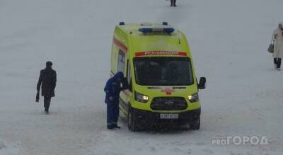 В Чебоксарах на женщину упала глыба снега