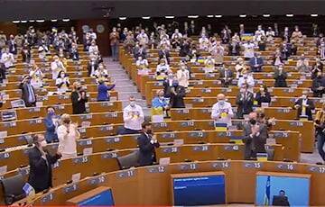 Зеленский в Европарламенте: Мы боремся прямо сейчас за свою землю и за свою свободу