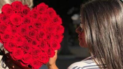 Необычные розы к 8 марта в Израиле: остаются свежими целый год