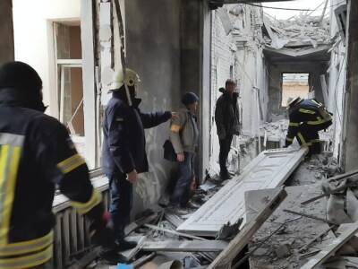 Российские оккупанты продолжают атаковать Харьков, разрушен жилой дом