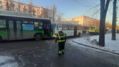 В центре Екатеринбурга столкнулись два автобуса