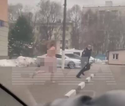 В Москве полностью голая женщина устроила погоню за полицейским