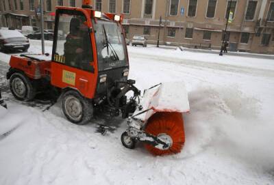Жилкомсервис №1 убирает остатки зимы из петербургских дворов