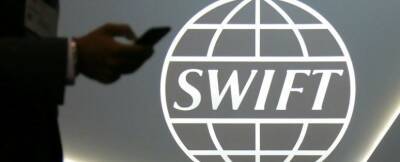 Bloomberg: Евросоюз обсуждает отключение семи российских банков от SWIFT