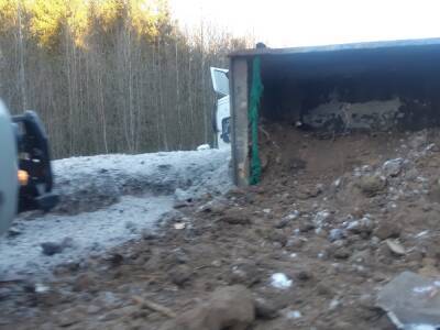 Грузовик с грунтом перевернулся на дороге во Всеволожском районе — фото