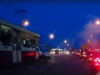 В Новосибирске трамвай протаранил автомобиль такси
