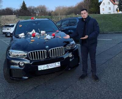 «В чем лично я виноват?»: машину россиянина в Германии завалили мусором и исписали «гадостями»