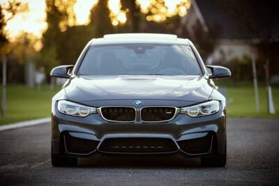 BMW останавливает производство и поставки в России