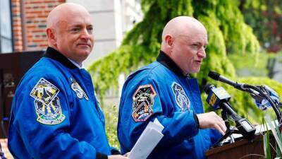 Астронавт Скотт Келли возвращает российскую медаль «За заслуги в освоении космоса»