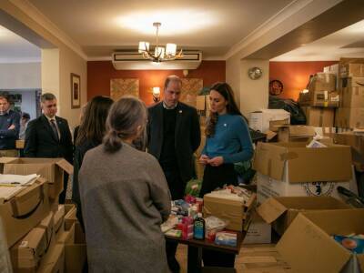 Герцог и герцогиня Кембриджские посетили в Лондоне Украинский культурный центр, где проводится сбор гуманитарной помощи Украине