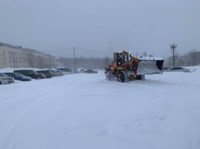 Южно-Сахалинск продолжают освобождать от снега