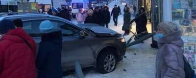 В Челябинске автомобиль влетел на остановку и насмерть сбил женщину